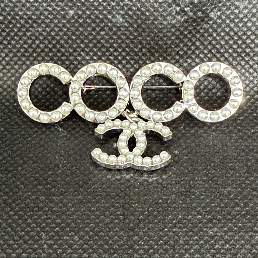 ✅ PRICE IS FIRM ✅ FASHION  Silver Crystal Pin Brooch